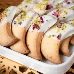 Moon Petit Four With White Chocolate and Pistachio