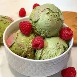 ئایس کرێمی ماچا و ڕازبێری