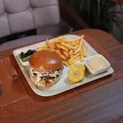 White Cheese Burger With Mushroom Sauce