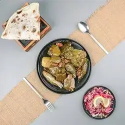 White Dolma With Minced Meat And Salad And Bread ( 1 Person )