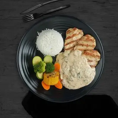 Creamy Tuscan Chicken (610 Cal | P:63G)