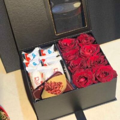 Box with Sweets and One Card and 8 Natural Flowers