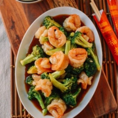 Shrimp and broccoli in garlic sauce