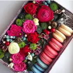 Box Of Natural Roses With The Addition Of Macaron Pieces In Different Flavors