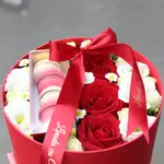 Box Of Natural Roses With The Addition Of Macaron Pieces In Different Flavors