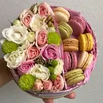 Box Of Natural Roses With The Addition Of Macaron Pieces In Different Flavors