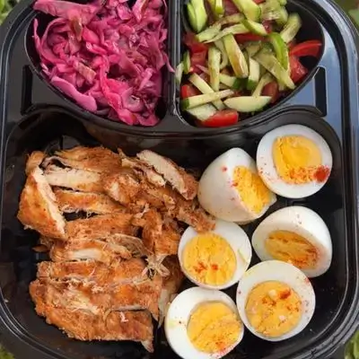 4 egss with chicken