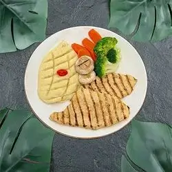 Grilled Chicken Breast With Boiled Vegetables