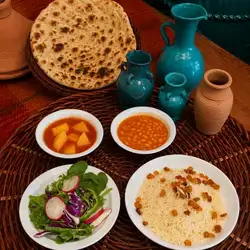 رز أبيض مع نوعين من المرق