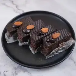 Dark Chocolate Cake slice 