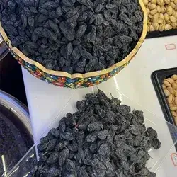 Raisins with seeds