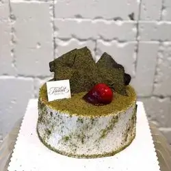 Vanilla Cake Covered With Pistachio For 8 Person