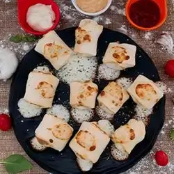 Pizza Roll With Cheese, Chicken, And Jalapeno