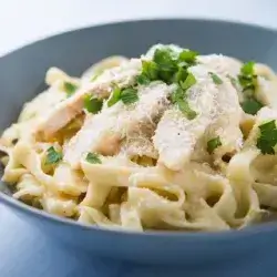 Fettuccine Alfredo with chicken