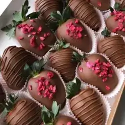 Strawberry Chocolate (12 Pieces)