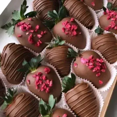 Strawberry Chocolate (12 Pieces)