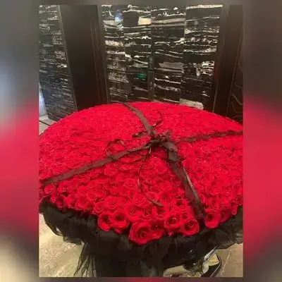 Large Imported Natural Red Rose Bouquet – 1199 Flowers