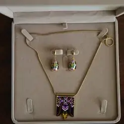 mina khan ( necklace ,earrings)