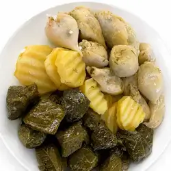باذنجان مقلي ودولمة وسمبوسة باللحم محلي