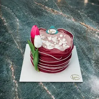 Cake vanilla red dantel 8 people