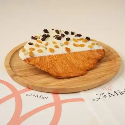 Flat Croissant (White Chocolate)