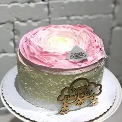 Cake with cream flowers