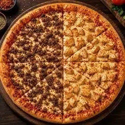 بيتزا نص لحم بقري ونص دجاج