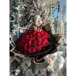 Natural Red Flower Bouquet With Black Wrapping And Golden Crown, 70 Flowers