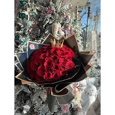 چەپکە گوڵی سووری سروشتی بە پێچانی ڕەش و تاجی زێڕین، ٧٠ گوڵ