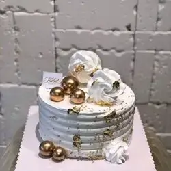 Cake With Gold Ball For 8 Person
