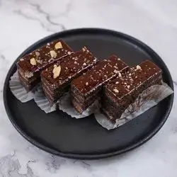 Caramel cake slice 