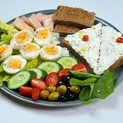 بيض مسلوق مع التوست ٢٠١ سعرة حرارية