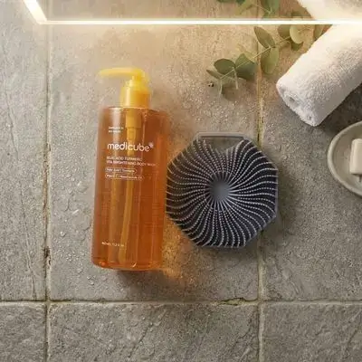 Medicube Kojic Acid Brightening Body Wash + Germophobe Body Loofah