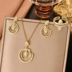 Necklace with earrings and ring with elegant and sophisticated geometric design