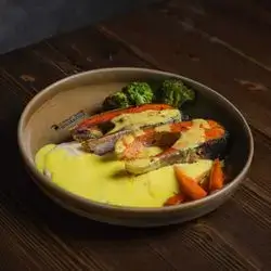 Salmon with Mashed Potatoes and Vegetables