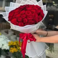 Natural Bouquets Of Red Roses