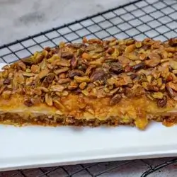 دەهینی قەیماغ و فستق بە ڕۆنی حور