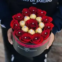 Box Red Roses & Referro Chocolate