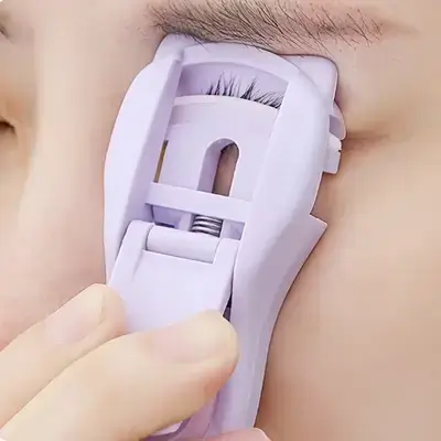Mini Eyelash Curler with Cute Cat-Shaped Handle & Secure Latch Mechanism for Comfortable & Lash Curling