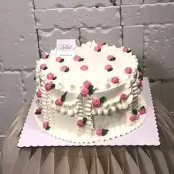 Classic Cake For 8 Person