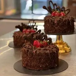 Chocolate Cake For 8 Person