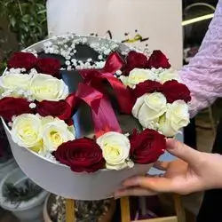 Box Red and White Rose