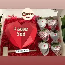 Heart Chocolate Box With 6 Strawberries
