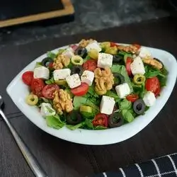 Arugula salad with green olives