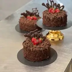 Chocolate Cake For 8 Person