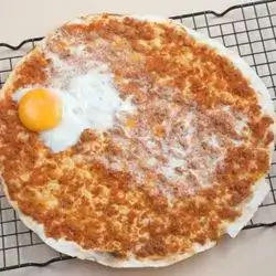 Lahmacun with Egg (Medium)