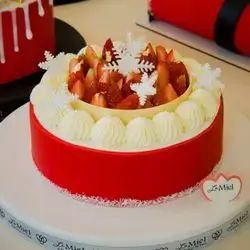 Christmas Strawberry Cake - 8 Person