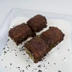 پاقلاوە بە شیر