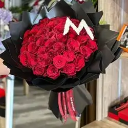 چەپکە گوڵی ڕۆزی سوور لەگەڵ پیت