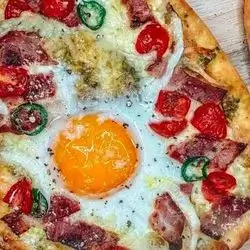 Pizza Uovo Pancetta, Pomodorini & Peperoncino